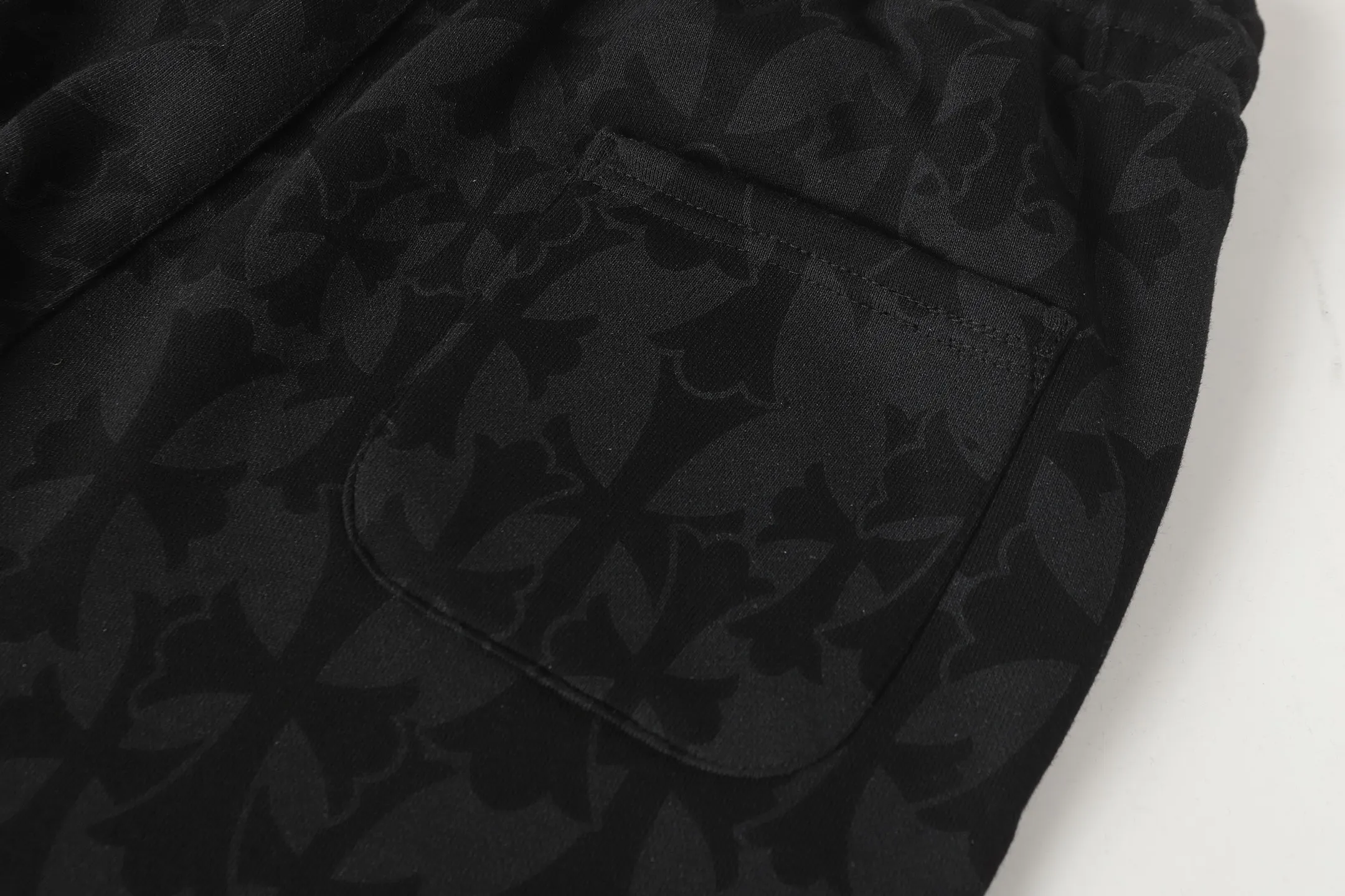 P280 #W5004 cross-border model. Those who pursue quality, please do not place an order. -Chrome Hearts/Chrome Hearts dark pattern all-over Sanskrit letter printed trousers, casual pants and sweatpants -High weight, high density and high quality. The wool is soft, delicate and skin-friendly. It feels soft and silky. It has excellent warmth and skin-friendly properties.
